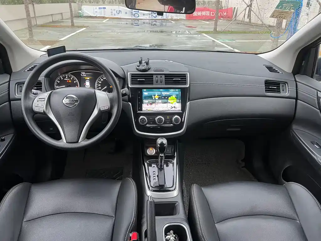 Nissan Tiida — миниатюра 7