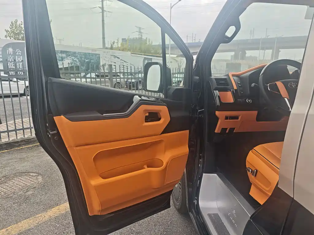 Toyota HiAce 2025 3.5L AT