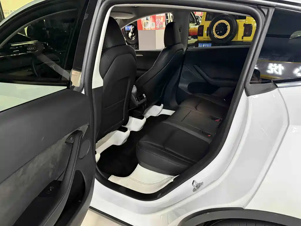 Tesla Model Y — миниатюра 5
