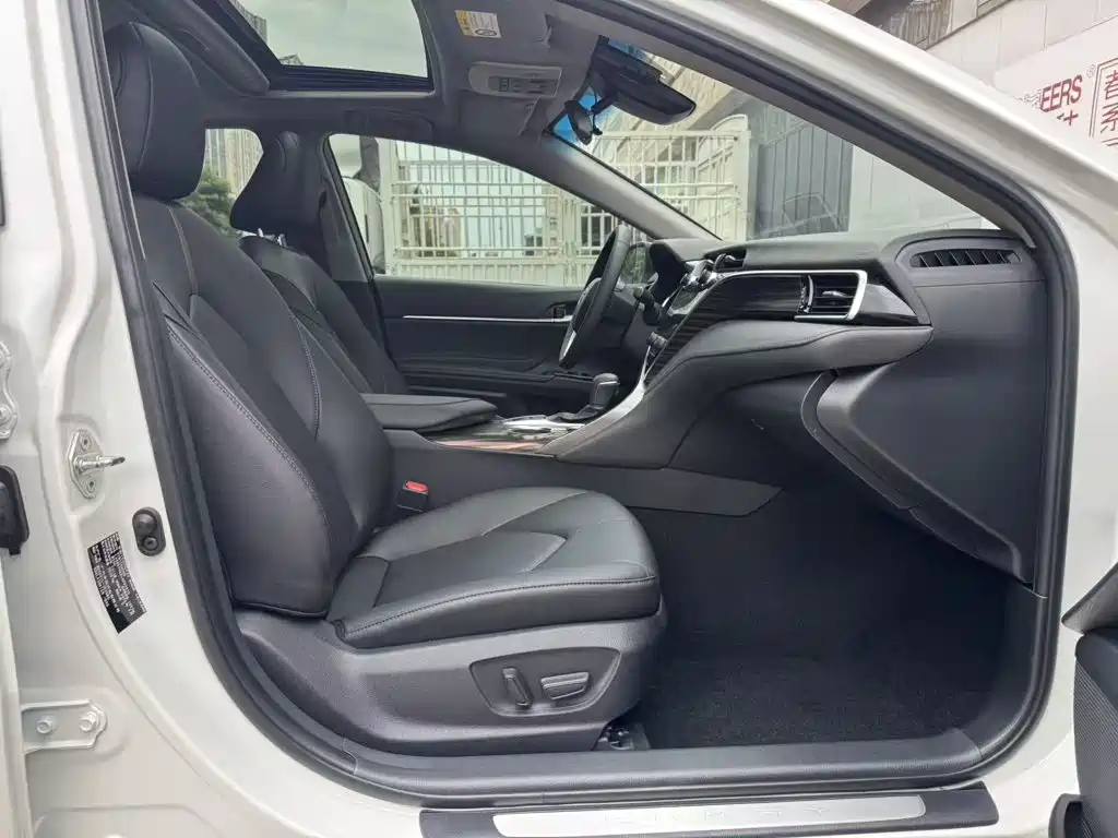 Toyota Camry — миниатюра 5