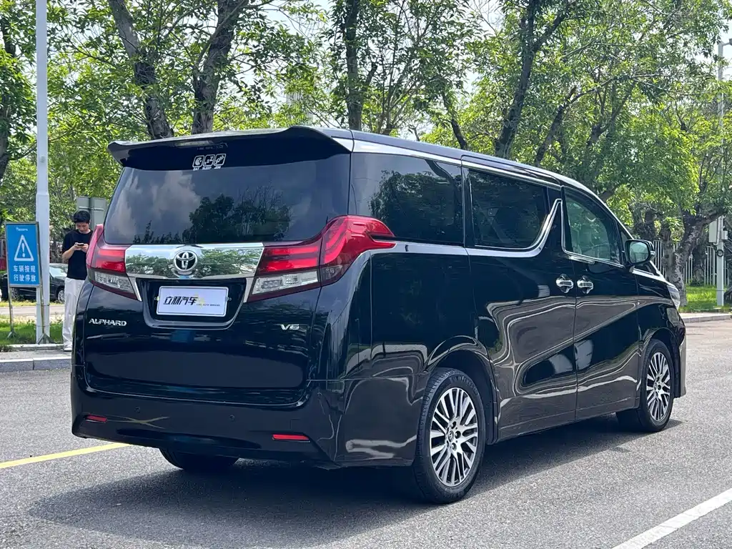 Toyota Alphard — миниатюра 16