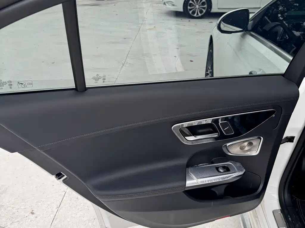 Mercedes-Benz C-Class — миниатюра 7