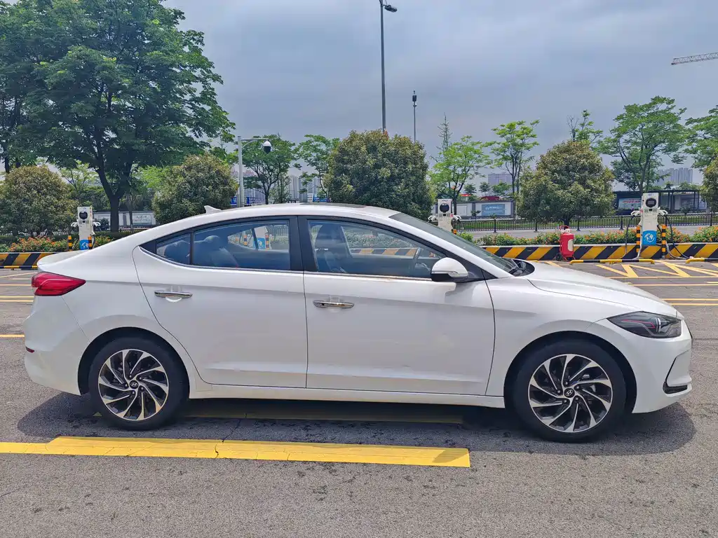 Hyundai Elantra — миниатюра 4