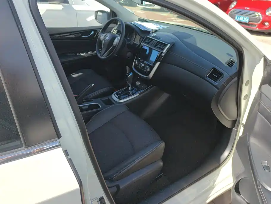 Nissan Tiida — миниатюра 8