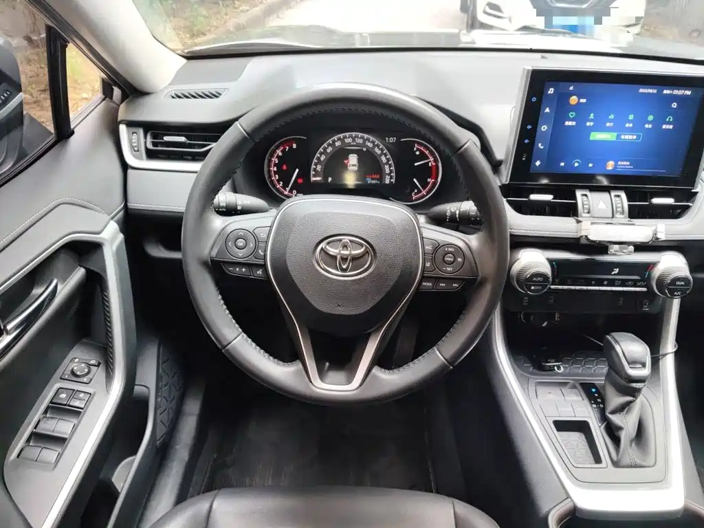 Toyota RAV4 — миниатюра 3