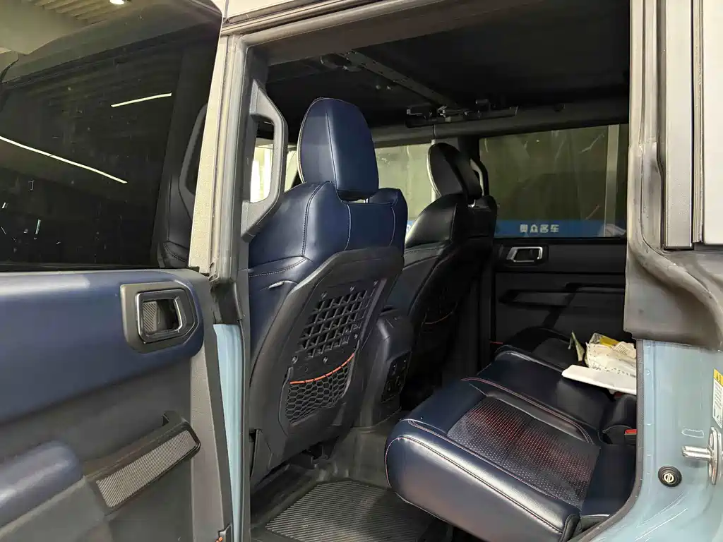 Ford Bronco (Import) — миниатюра 9