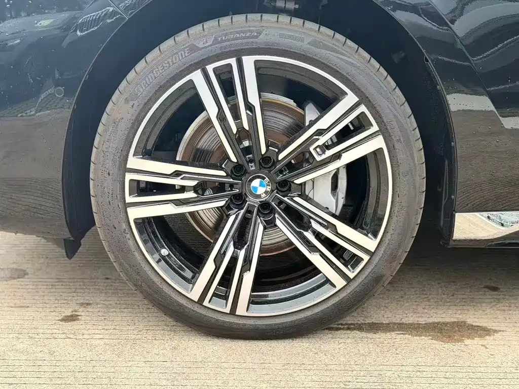 BMW 7 Series — миниатюра 17