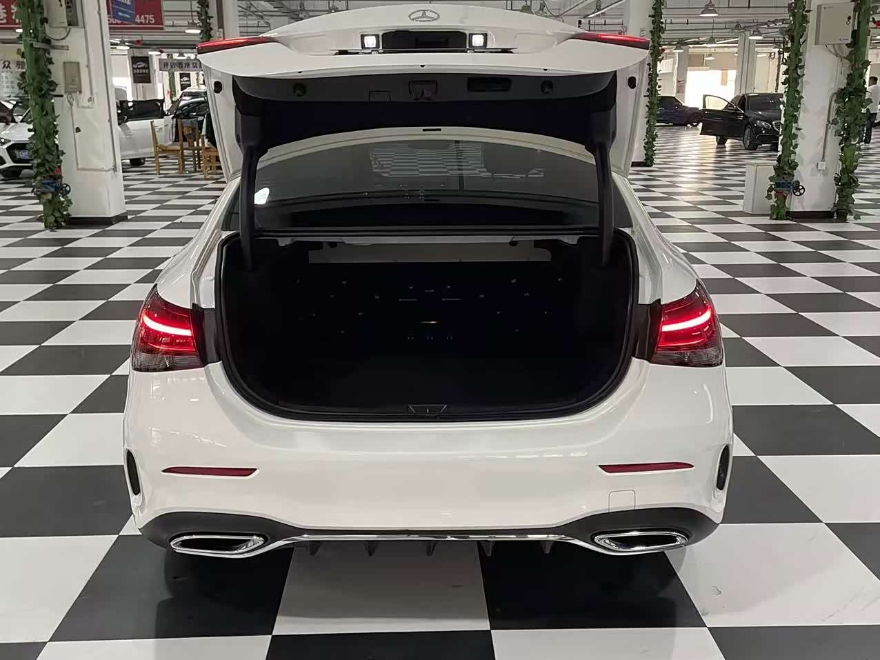 Mercedes-Benz A-Class 1.3 л 2022 г. Белый, пробег 21400 км