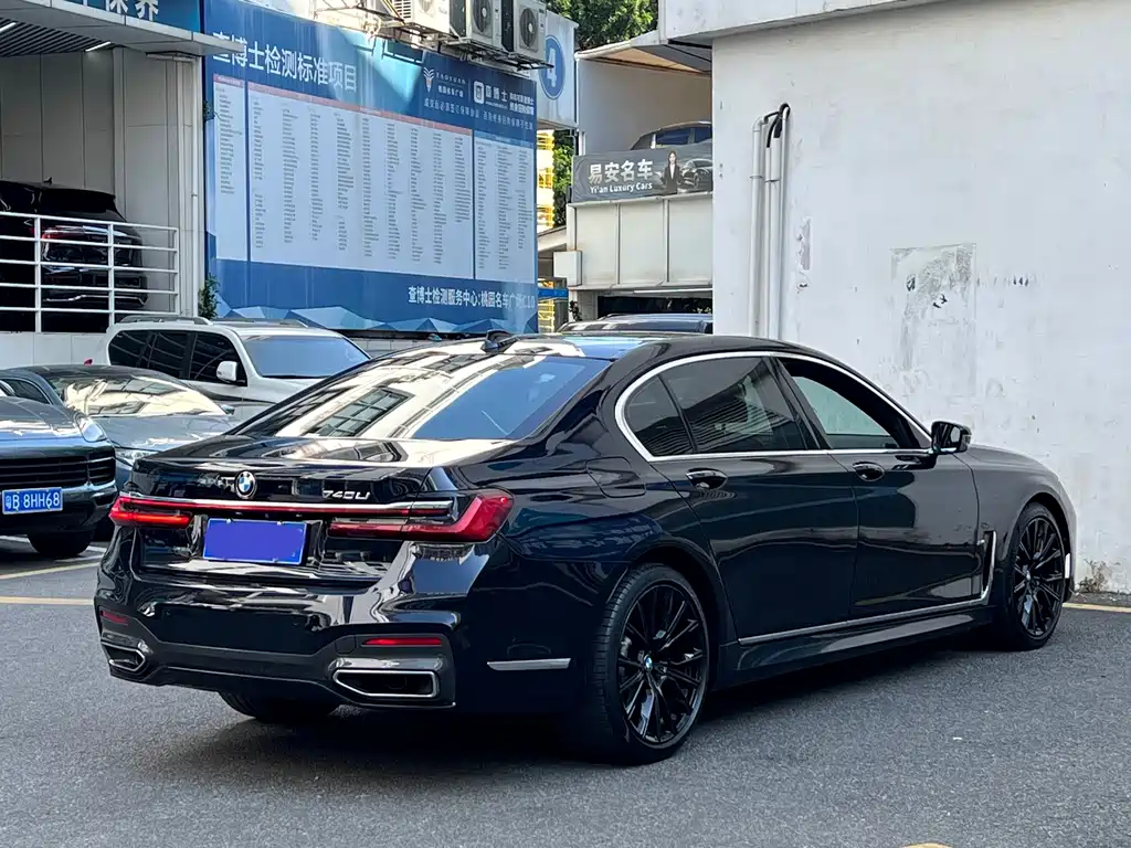BMW 7 Series — миниатюра 9