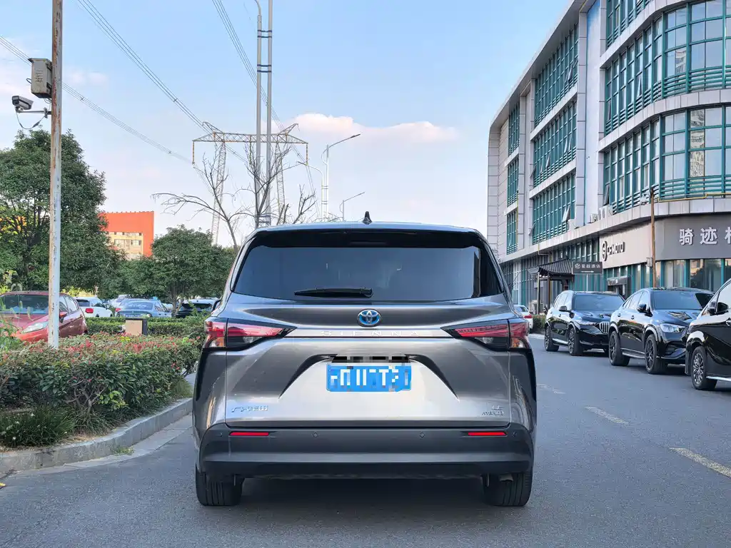 Toyota Sienna — миниатюра 3