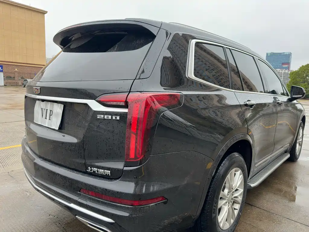 CADILLAC XT6