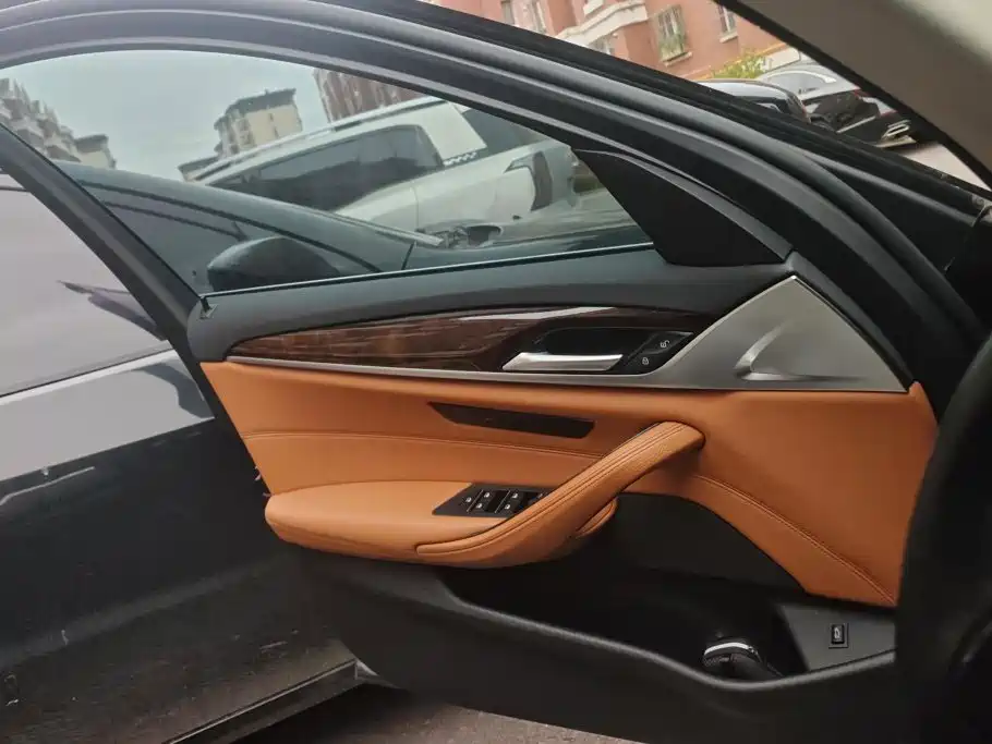 BMW 5 Series — миниатюра 7