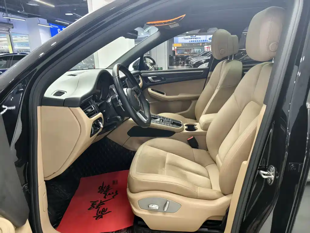 PORSCHE MACAN