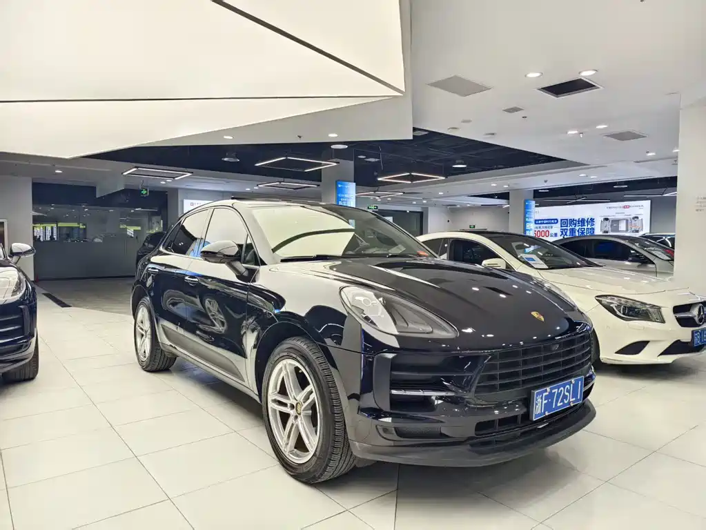 PORSCHE MACAN