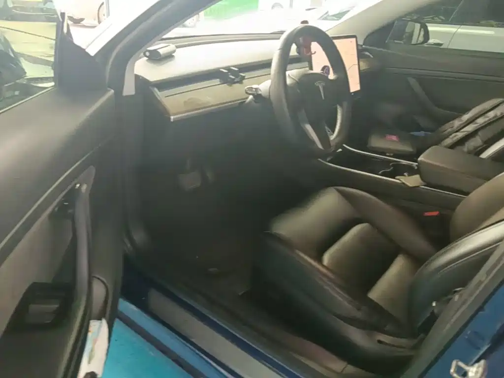 Tesla Model 3 — миниатюра 16