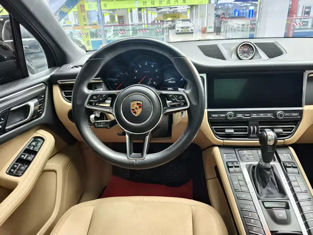 PORSCHE MACAN