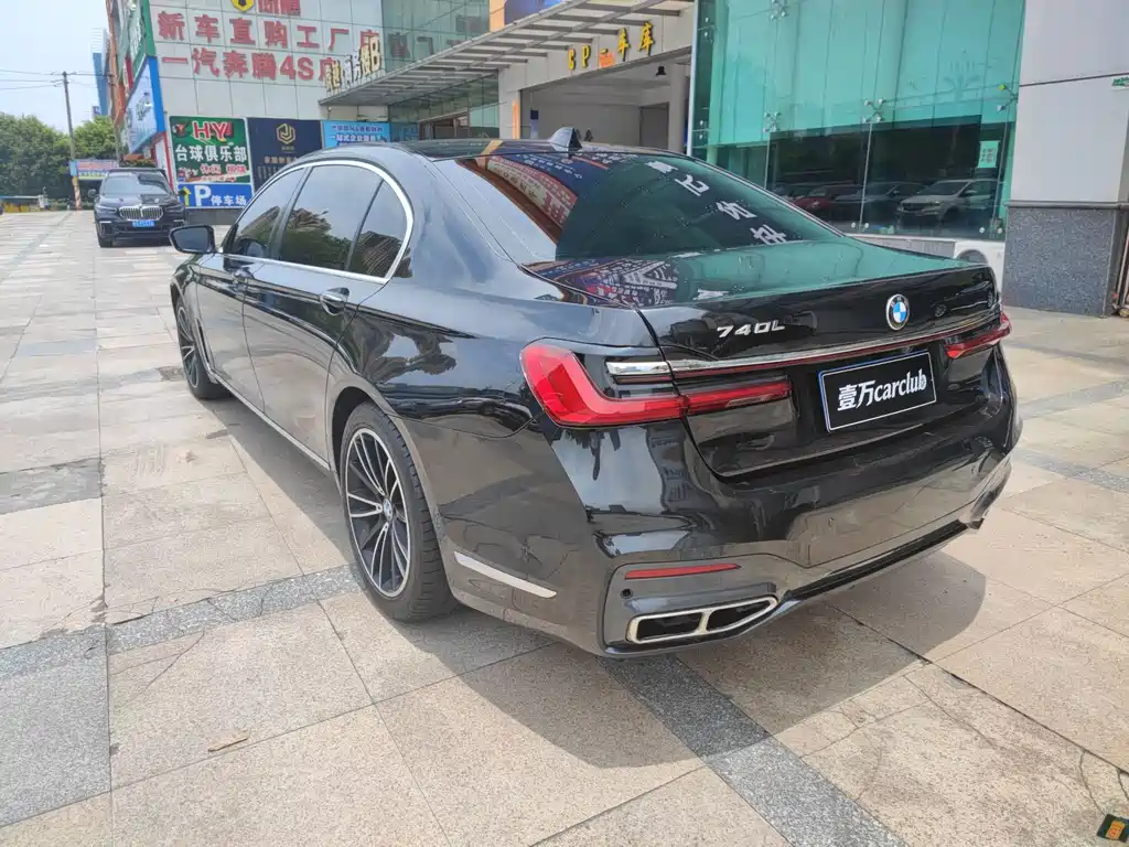 BMW 7 Series — миниатюра 11