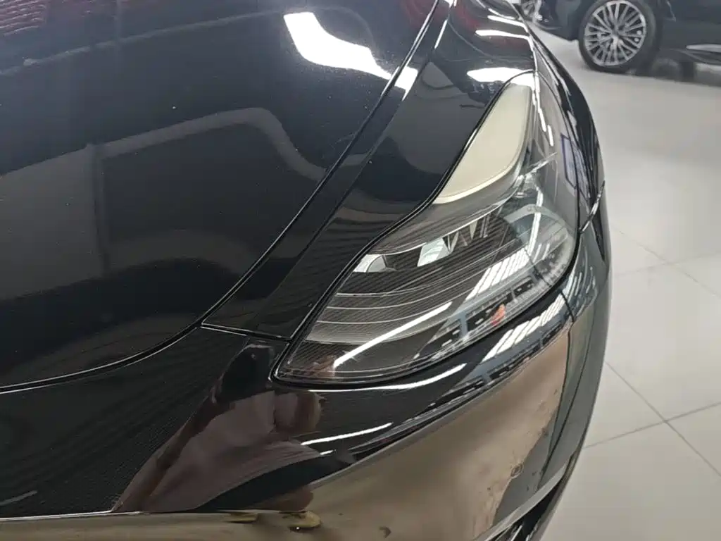 Tesla Model Y — миниатюра 24