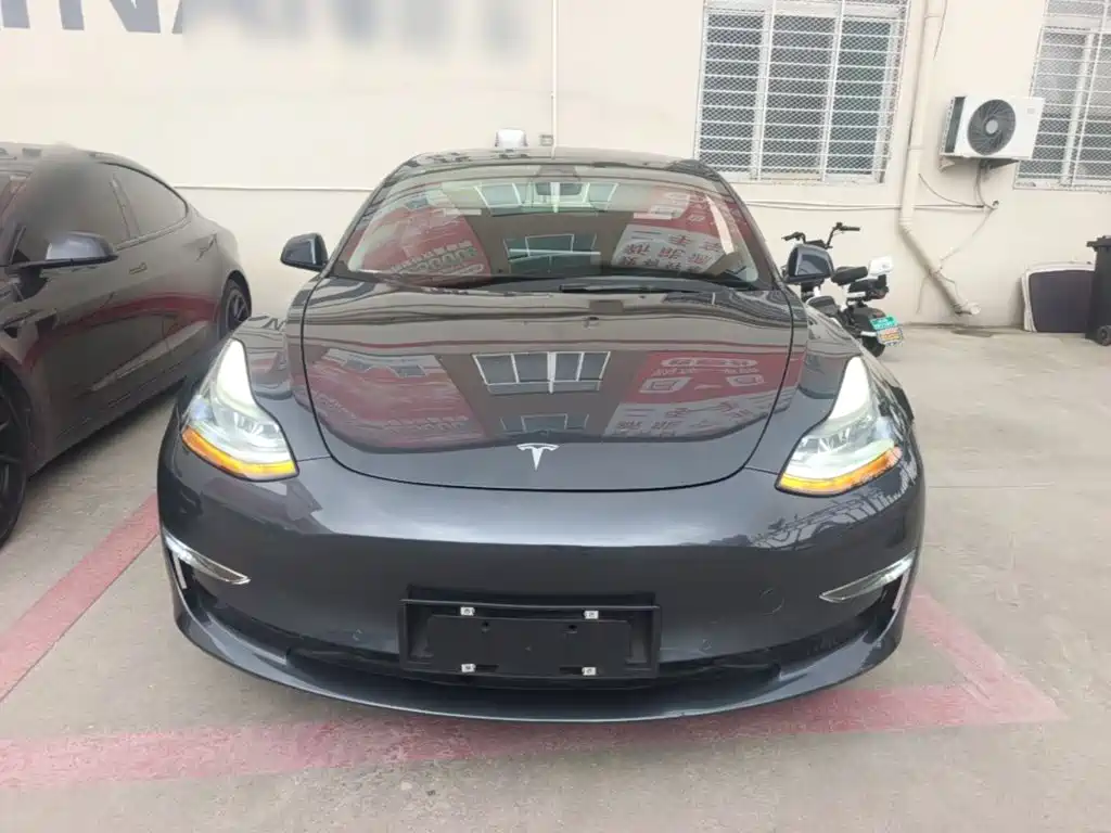 Tesla Model 3 — миниатюра 3