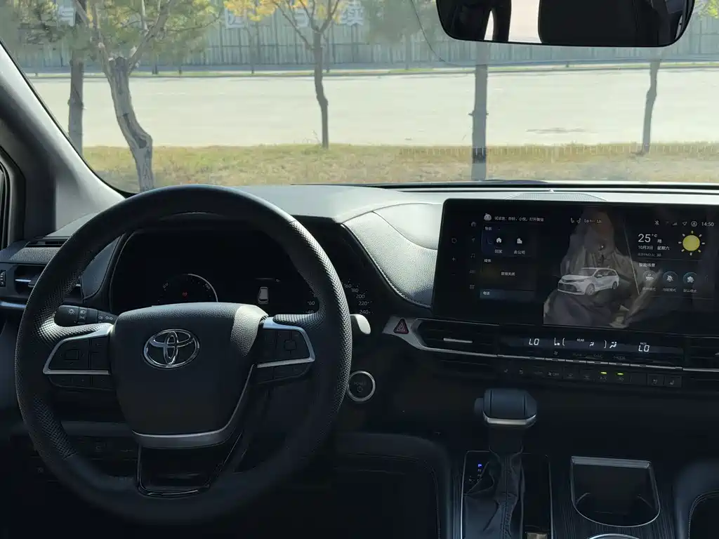 Toyota Sienna — миниатюра 14
