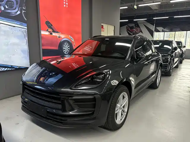 PORSCHE MACAN