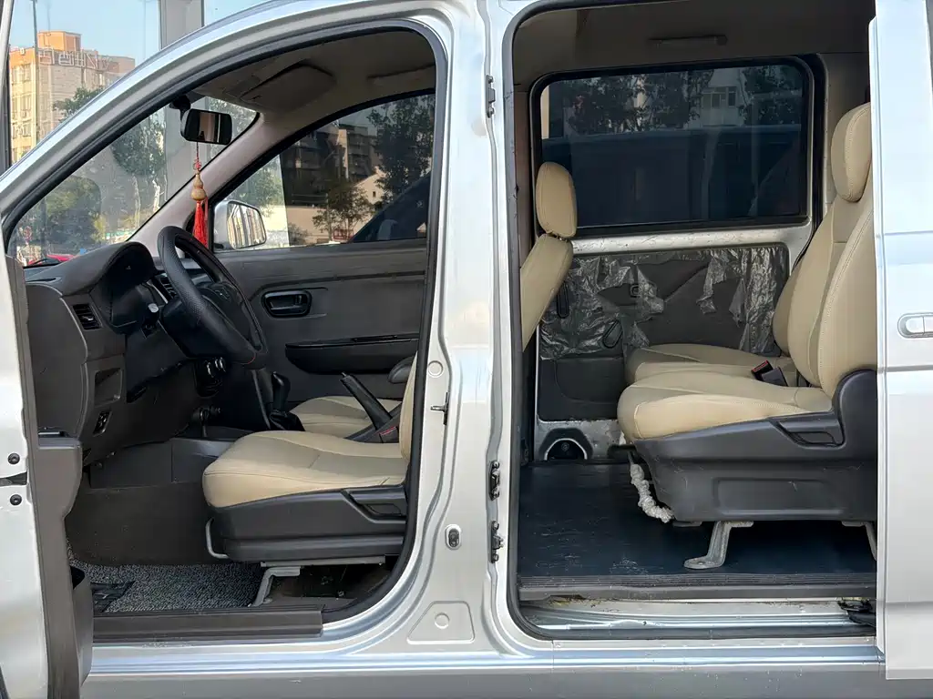 Wuling Rongguang V — миниатюра 6