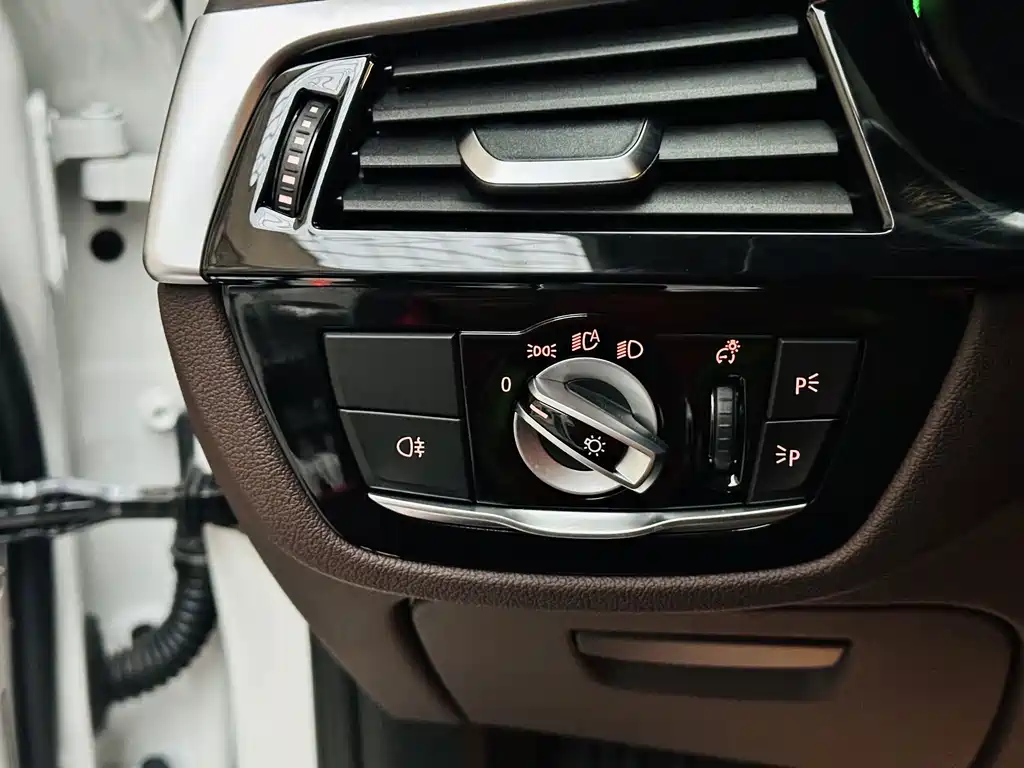 BMW 5 Series — миниатюра 20