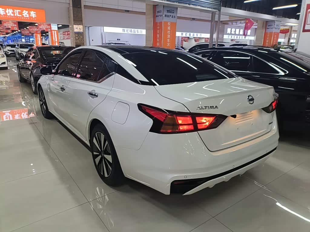 Nissan Teana 2.0 л 2022 г. Белый, пробег 28300 км