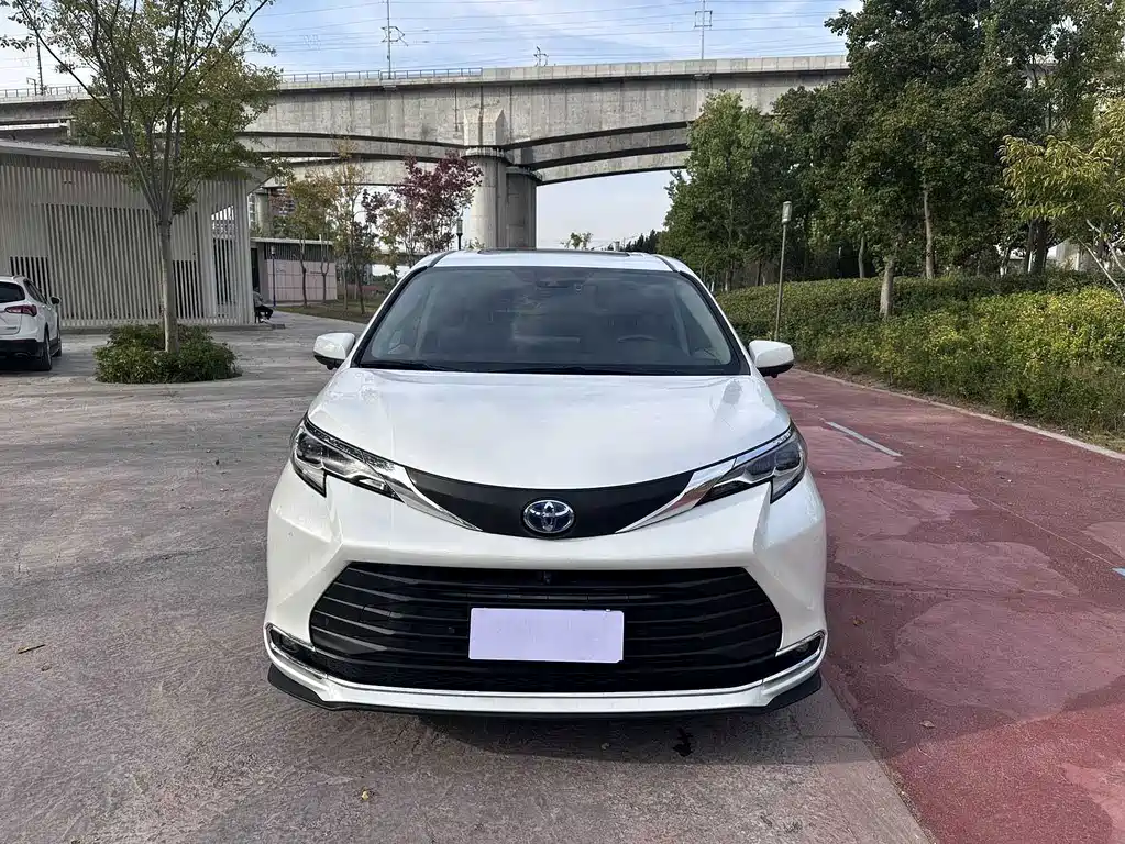 Toyota Sienna — миниатюра 3