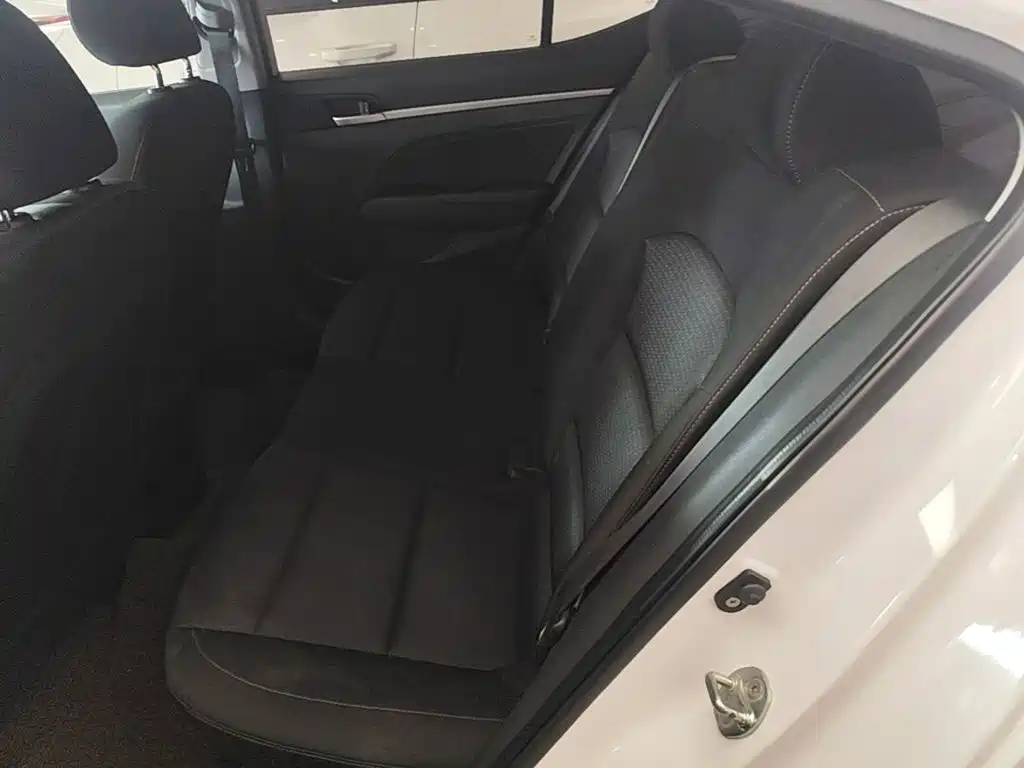 Hyundai Elantra — миниатюра 17