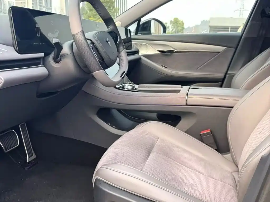 VOYAH LANTU CHASING LIGHT