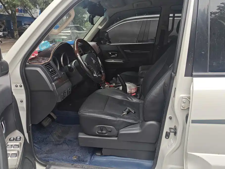 Mitsubishi Pajero — миниатюра 9