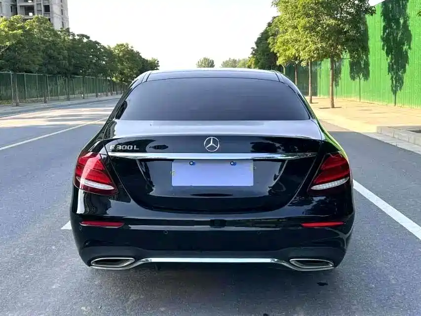 Mercedes-Benz E-Class — миниатюра 5
