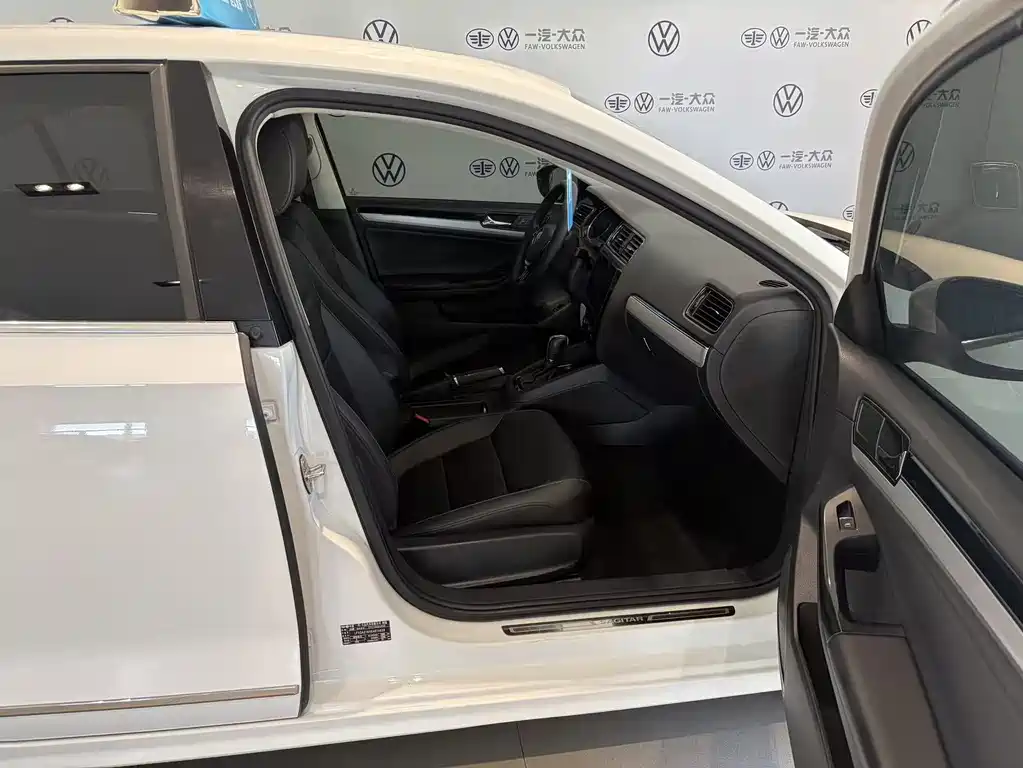Volkswagen Sagitar 2018 1.6L AT Comfort