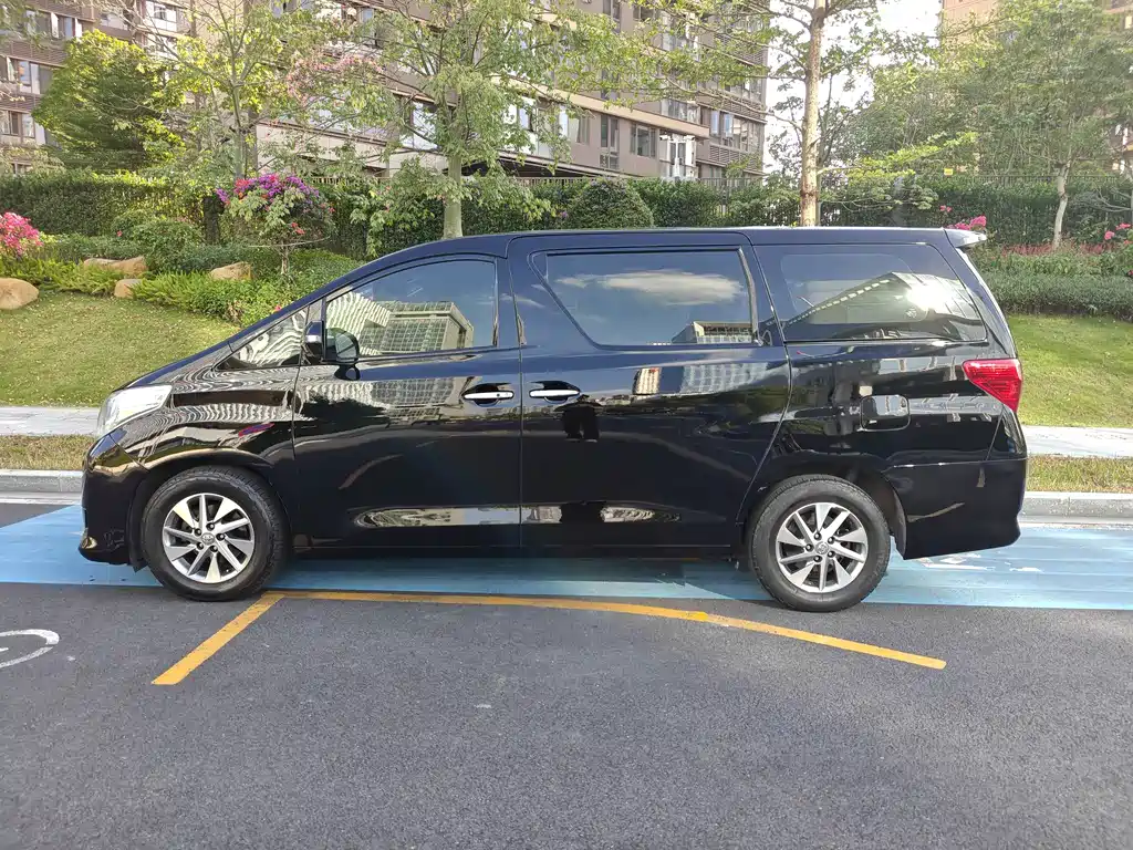 Toyota Alphard — миниатюра 4