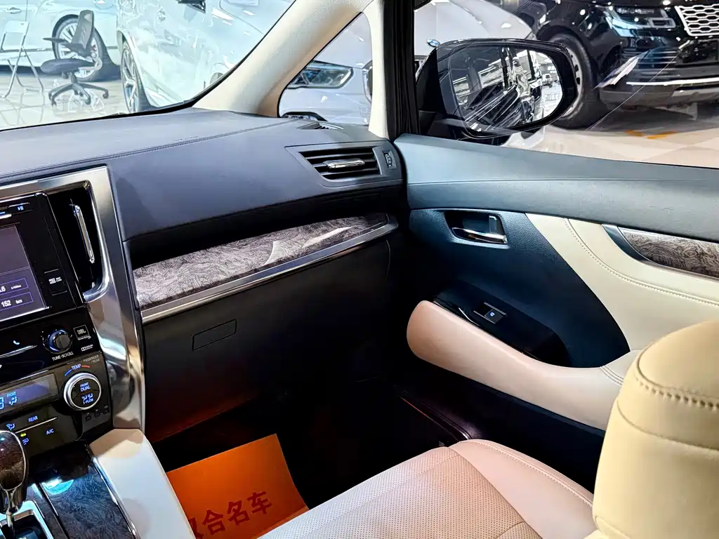 Toyota Alphard — миниатюра 14
