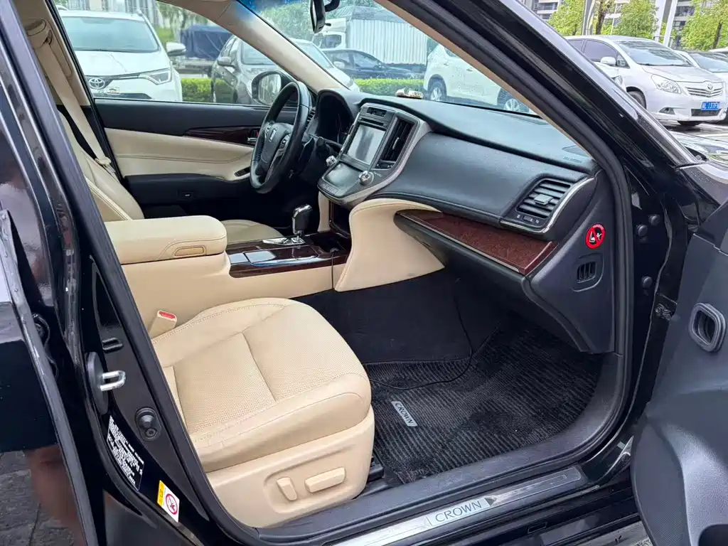 Toyota Crown — миниатюра 10