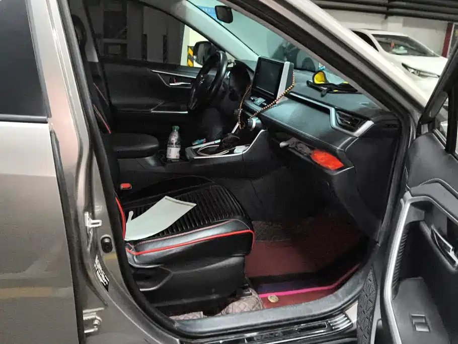 Toyota RAV4 — миниатюра 8