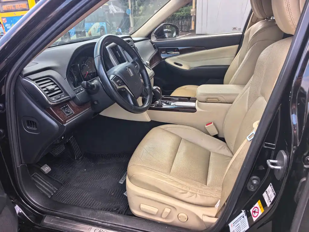 Toyota Crown — миниатюра 4