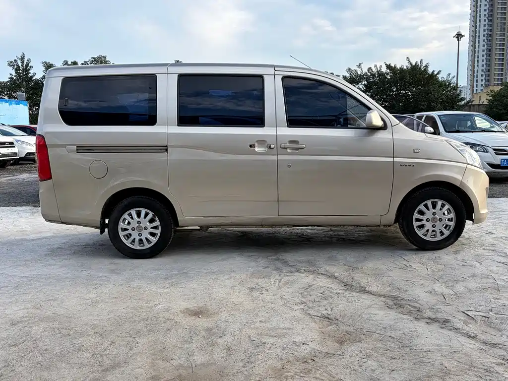 Wuling Rongguang V — миниатюра 4