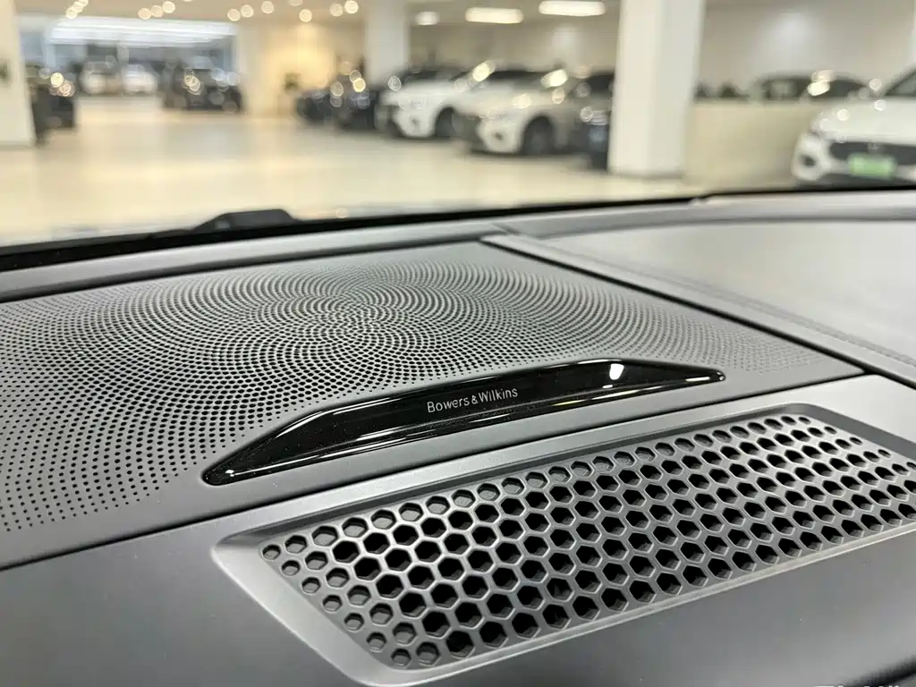 BMW 8 Series — миниатюра 11