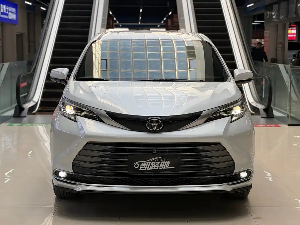 Toyota Sienna — миниатюра 2