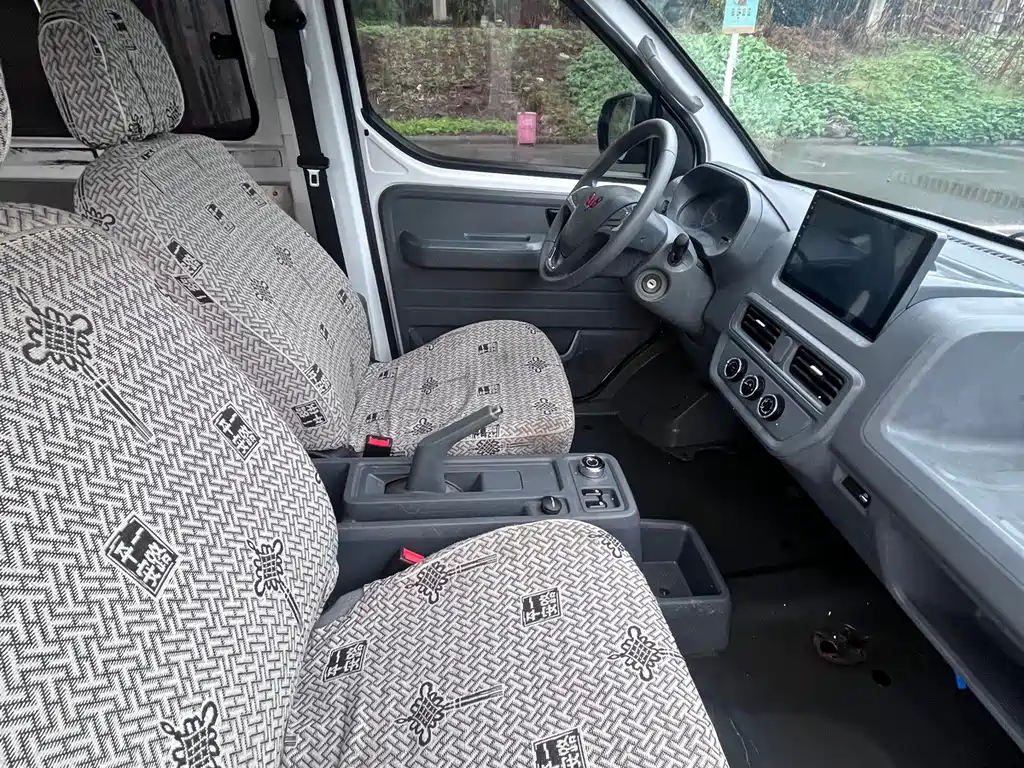 Wuling Yangguang — миниатюра 10