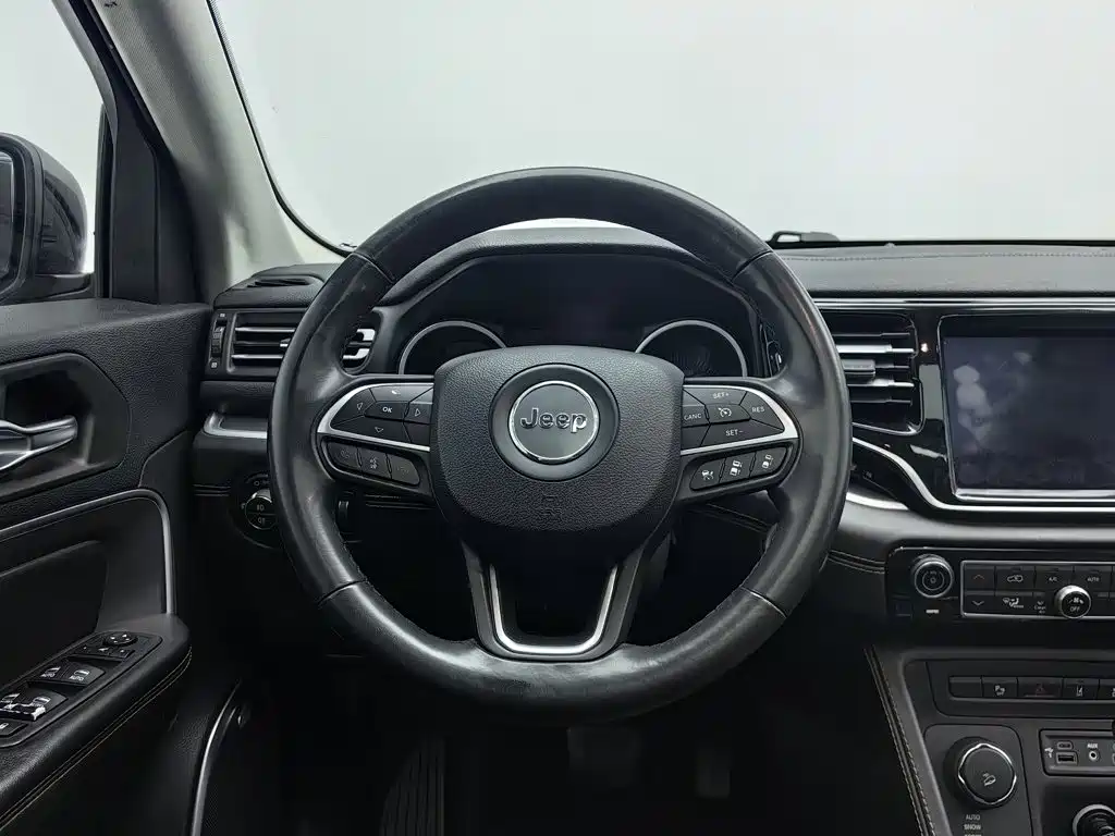 Jeep Grand Commander — миниатюра 11