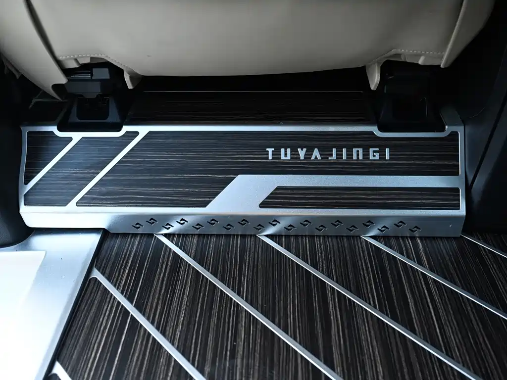 Toyota Alphard — миниатюра 20