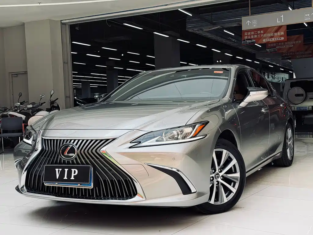 Lexus ES 2020
