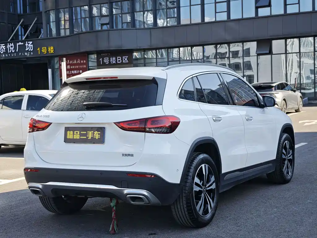 MERCEDES-BENZ GLA