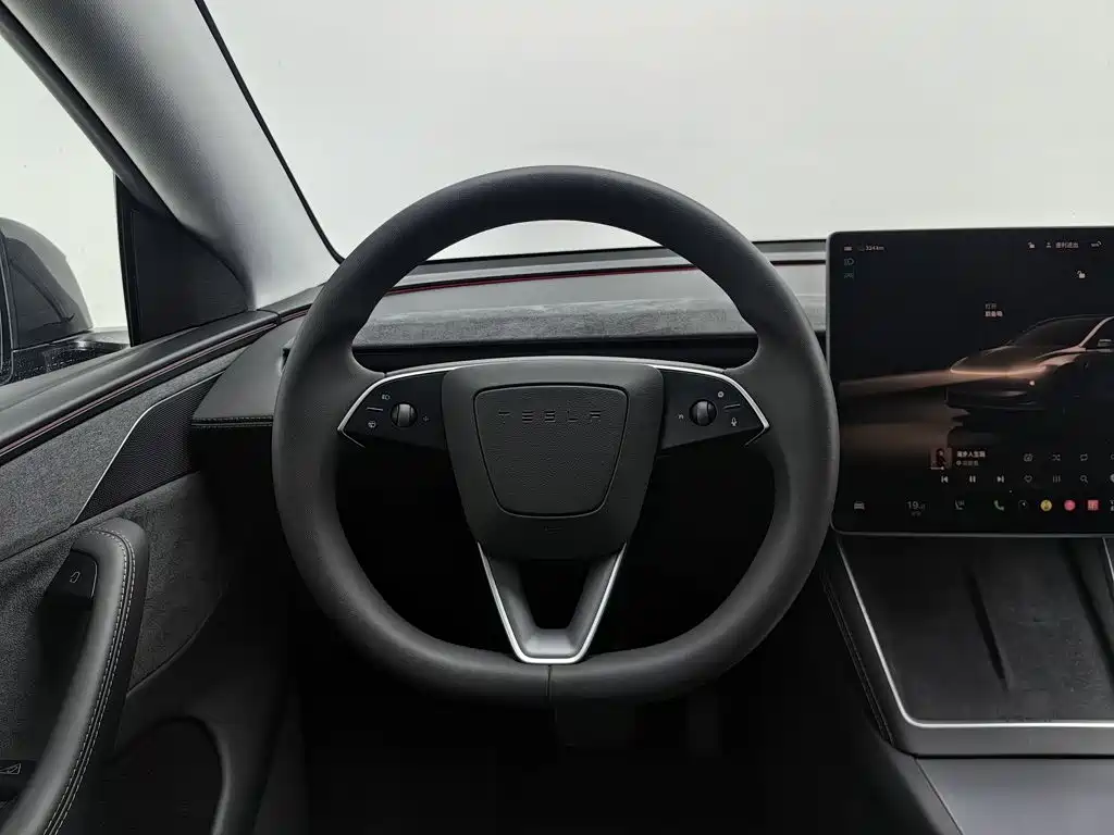 Tesla Model Y — миниатюра 11