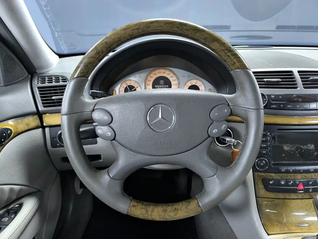 Mercedes-Benz E-Class — миниатюра 7