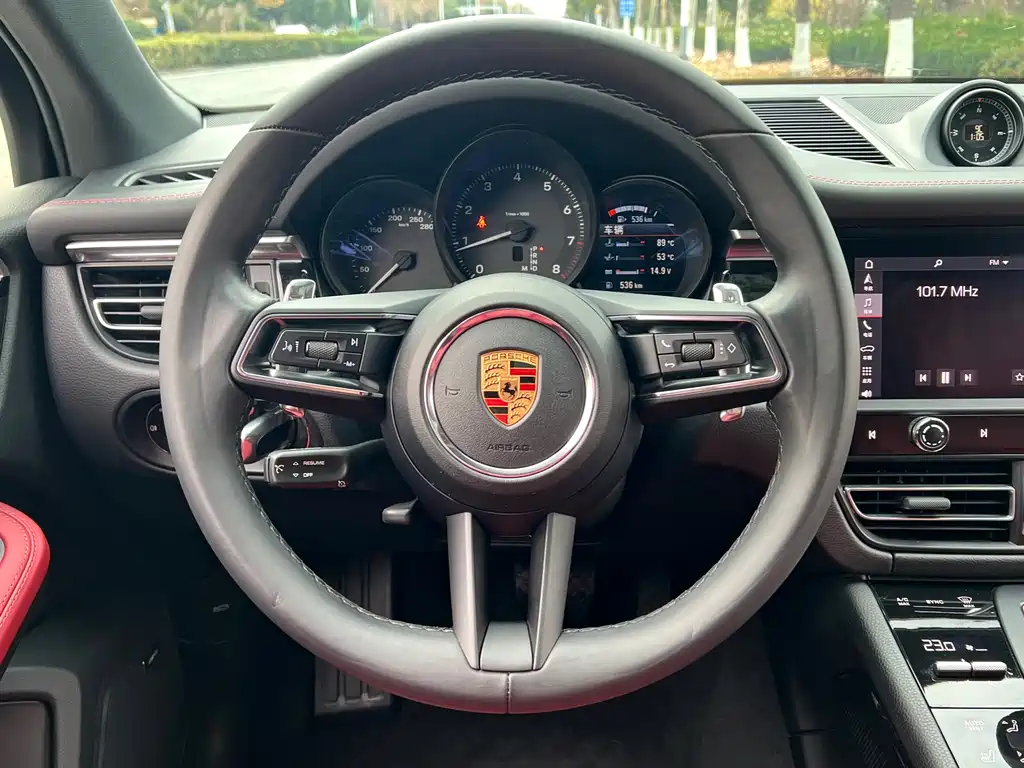 PORSCHE MACAN
